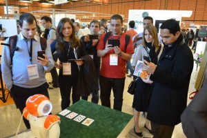 NAO spielt Poker whaerend Innorobo 2014