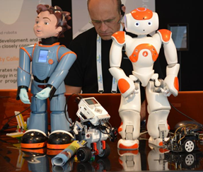 NAO et ses amis lors de RoboBusiness Europe 2014