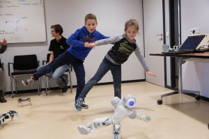 Enfants avec robot humanoïde programmable NAO d'Aldebaran