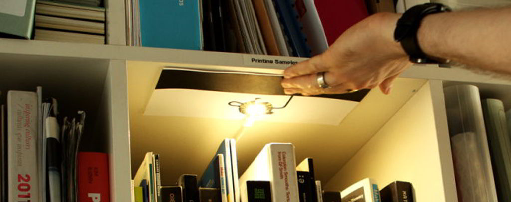 Fabriquez une lampe tactile pour votre bibliothèque avec Bare Conductive