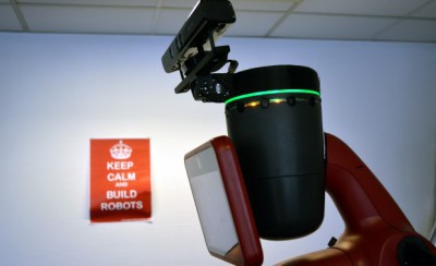 Le robot collaboratif avec une Kinect motorisée