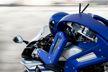 Motobot : la première moto conduite par un robot humanoïde
