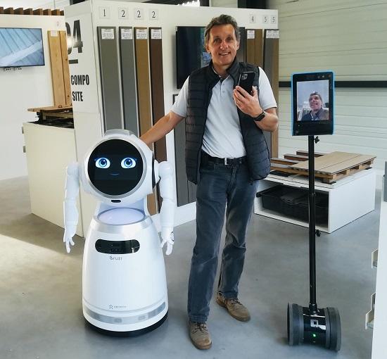 David Sonnnier, directeur de Terrasses Bois d'Arcachon avec les robots Cruzr et Double