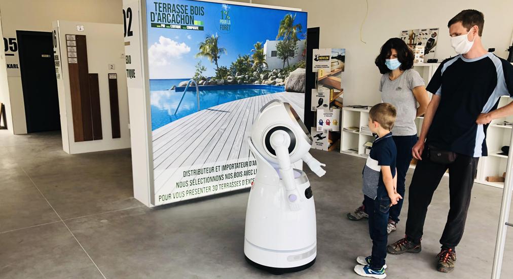 Le robot d'accueil Cruzr en train de conseiller des clients