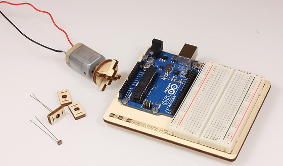 Arduino UNO Karte und Breadboard im Arduino Starter-Kit
