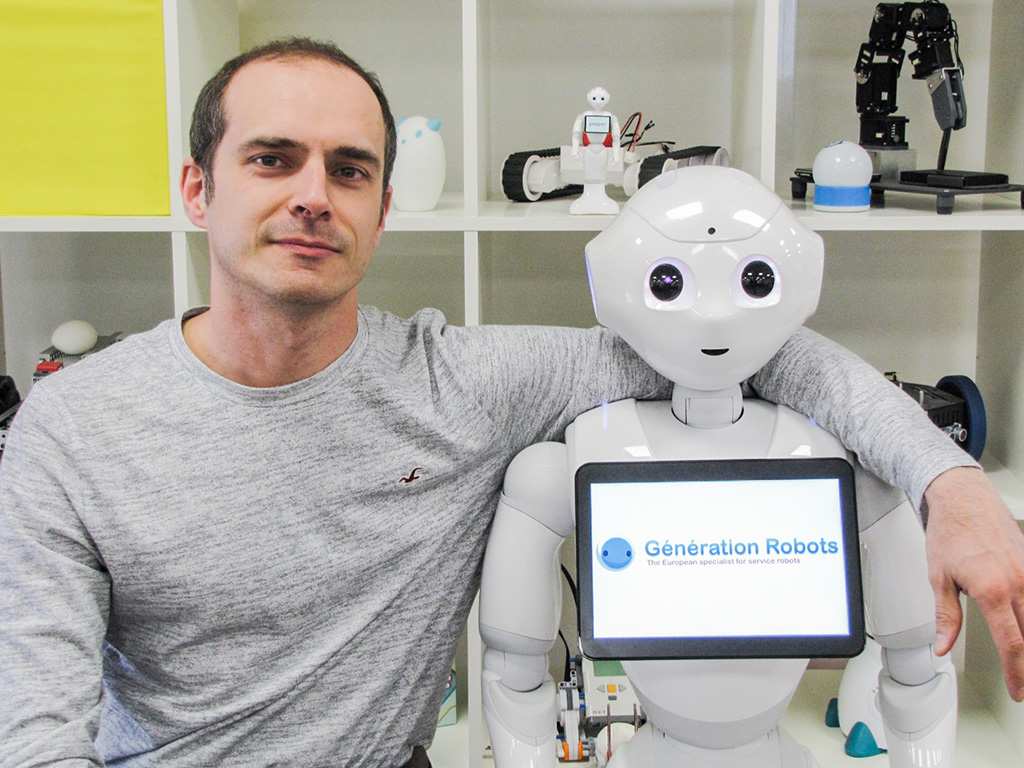 Louis-Gabriel Pepper robot trainer