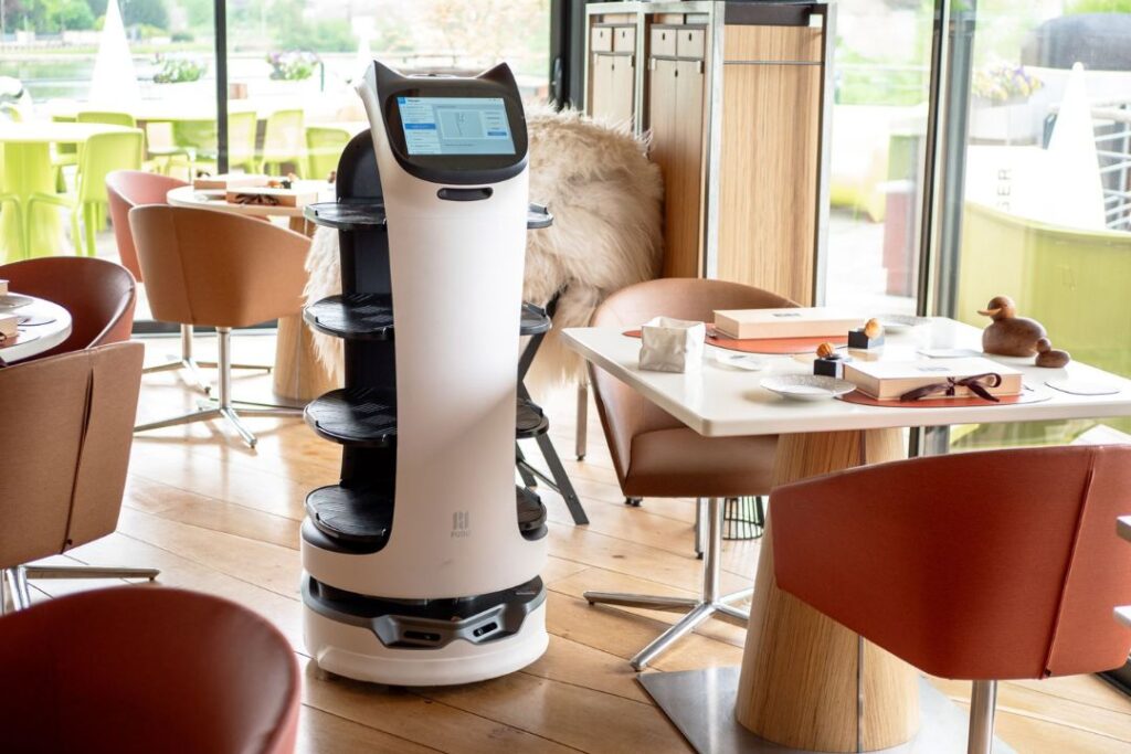 Robot BellaBot au restaurant La Madeleine